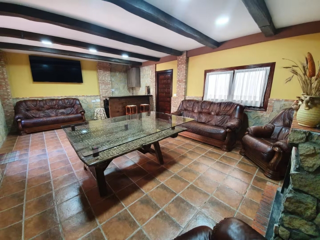 Sala amplia con chimenea