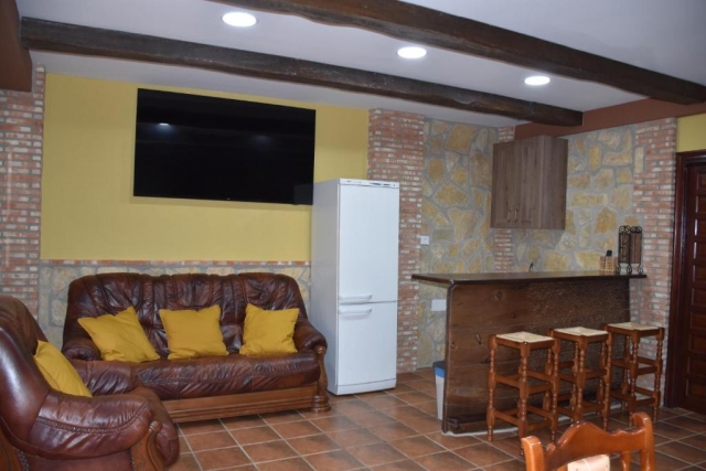 Sala amplia y barra