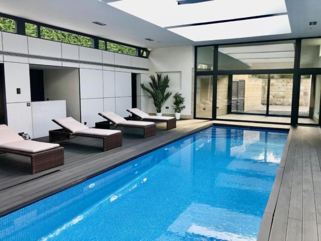 Amplia piscina cubierta