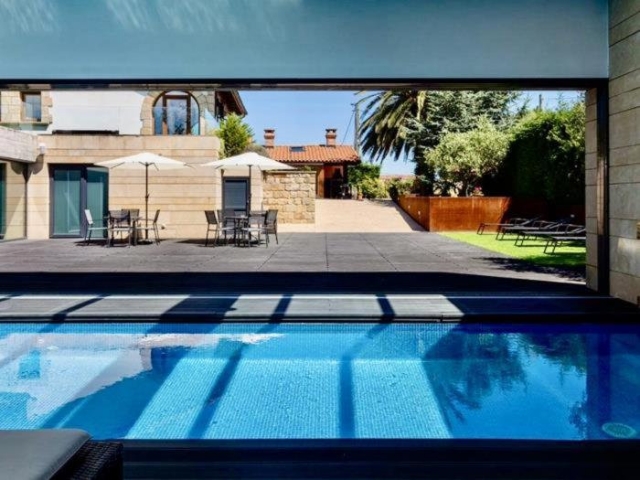 Amplia piscina cubierta 