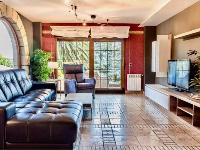 Sala amplia con sillones 