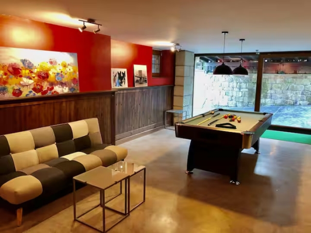 Sala de ocio con billar 
