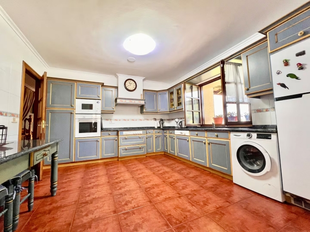 Cocina amplia con mesa 