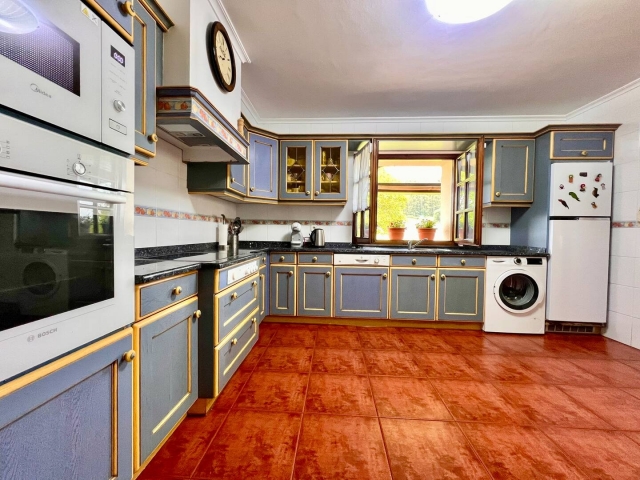 Cocina amplia con ventana