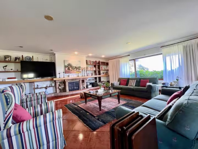 Sala amplia con chimenea