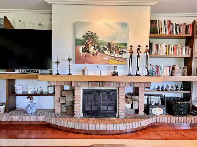 Sala amplia con chimenea