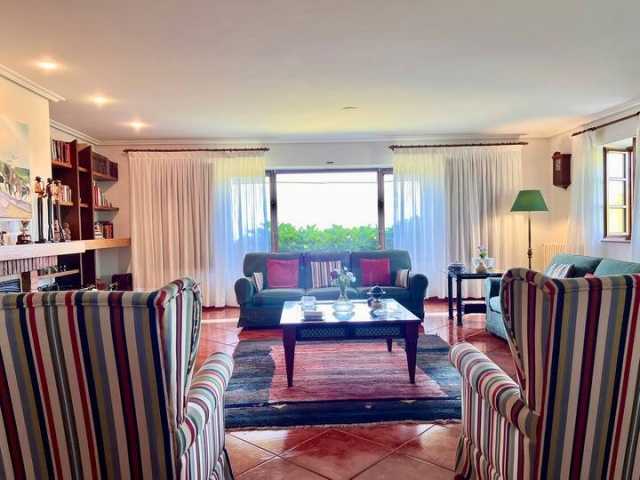 Sala amplia con sillones