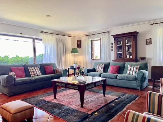 Sala amplia con ventanal