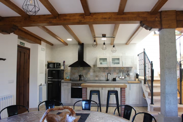 Cocina amplia con barra