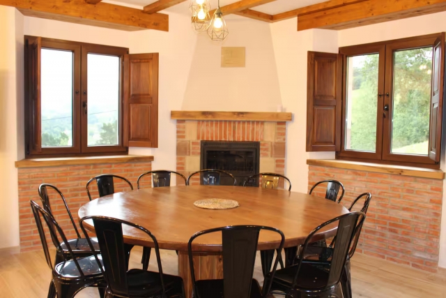 Comedor con chimenea