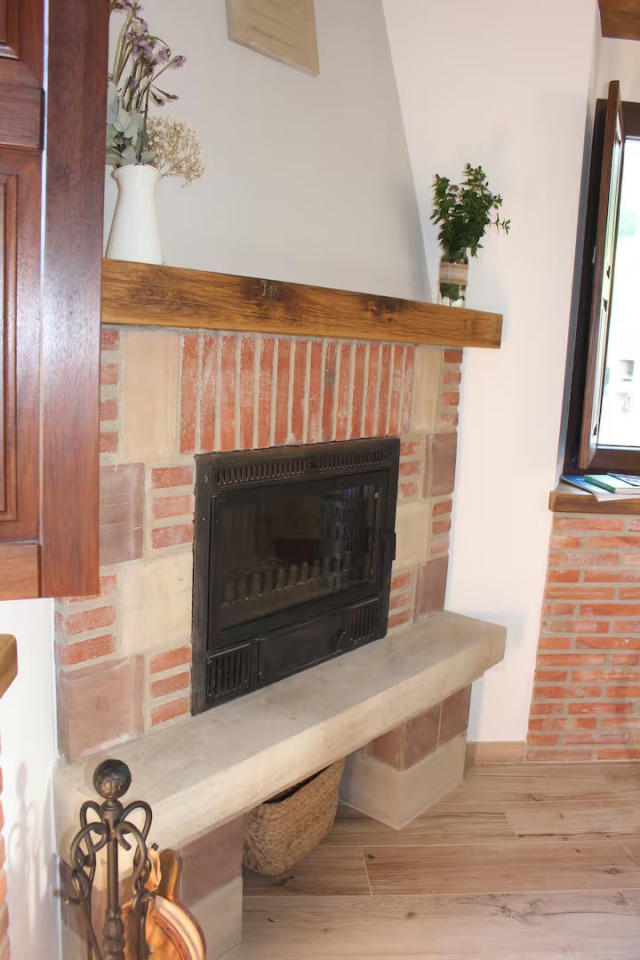 Sala con una chimenea