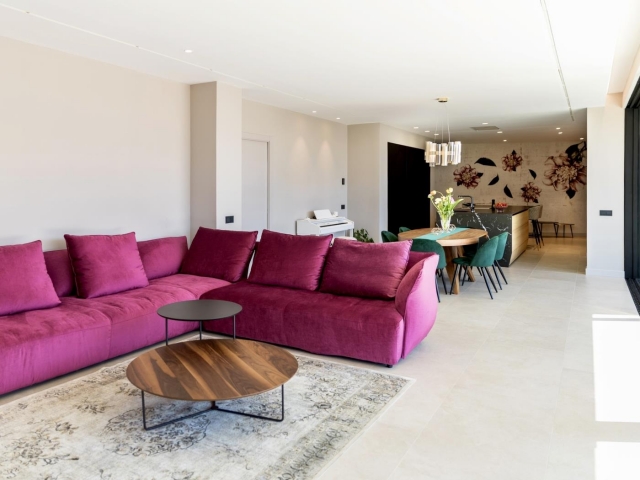 Sala amplia con sillones 