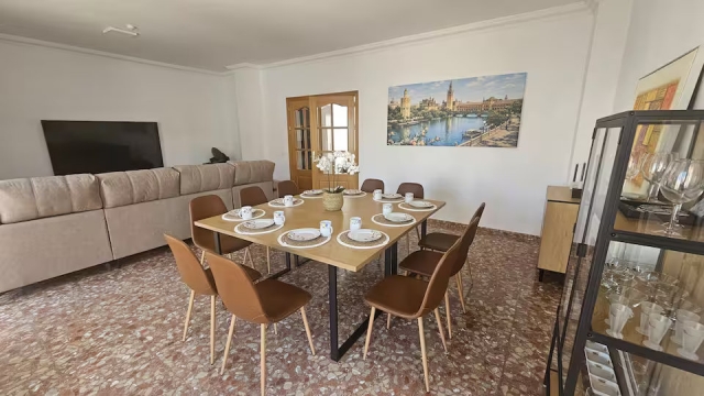 Sala amplia con mesa 