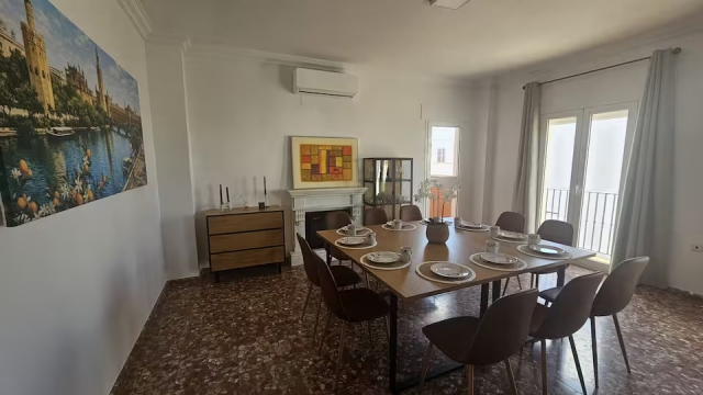 Sala amplia con mesa 