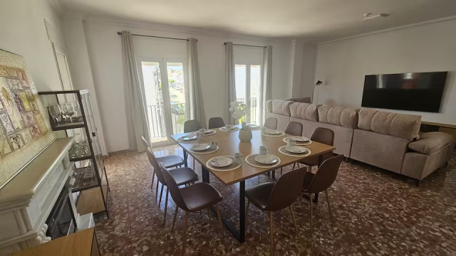 Sala amplia con mesa