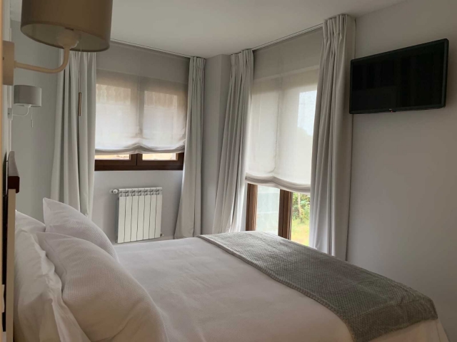 2 Cama amplia con tele