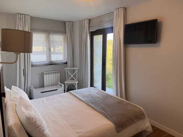 2 Cama amplia y tele