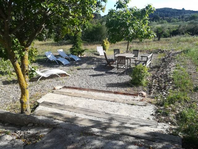 Amplio exterior con mesa 