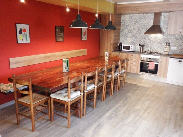 Cocina amplia con mesa 