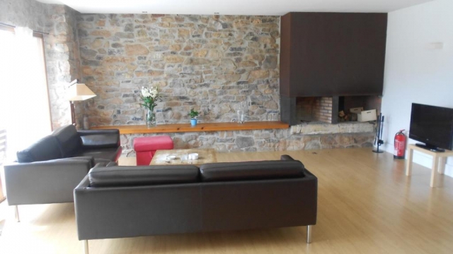 Sala amplia con chimenea