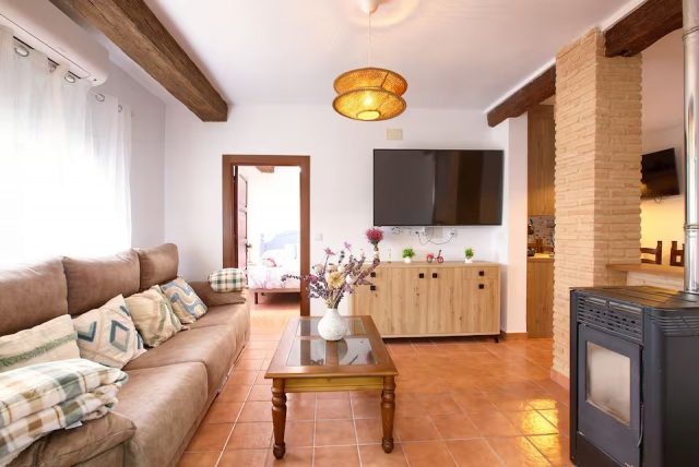 Sala amplia con chimenea 