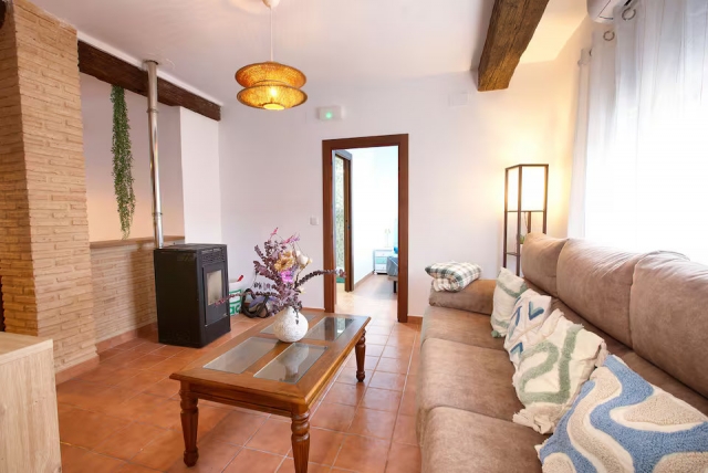 Sala amplia con chimenea 