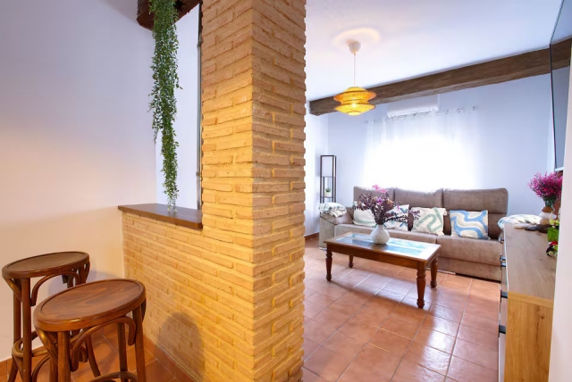 Sala amplia y barra al lado