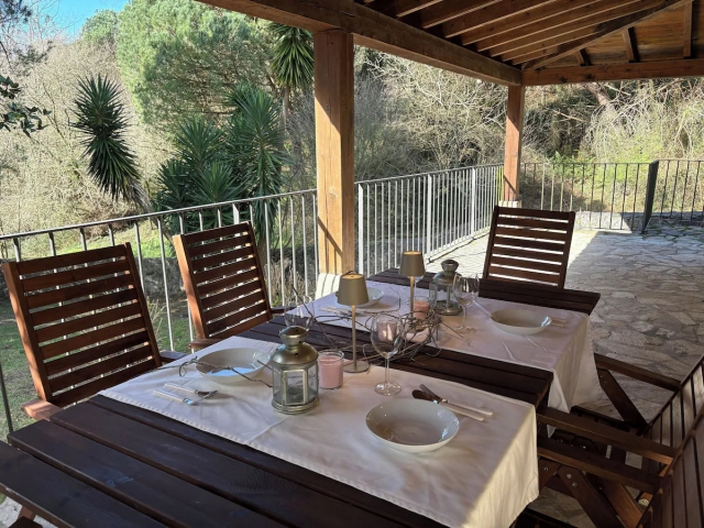 Amplia terraza con mesa