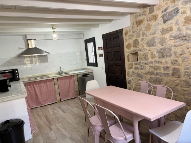 Cocina con mesa rosa 