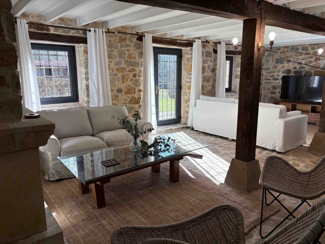 Sala amplia con chimenea