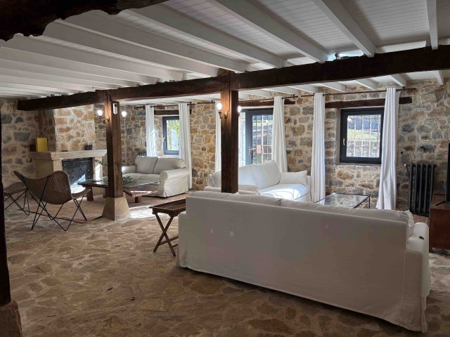 Sala amplia con chimenea