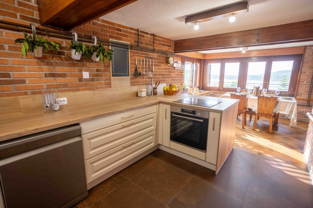 Cocina amplia con mesa 