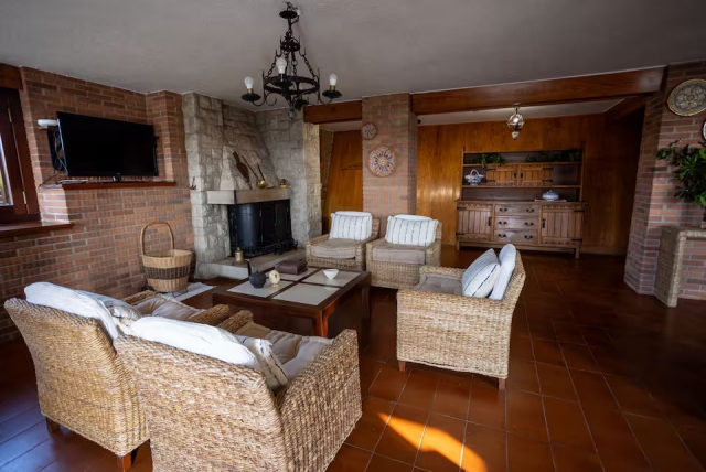 Sala amplia con chimenea 