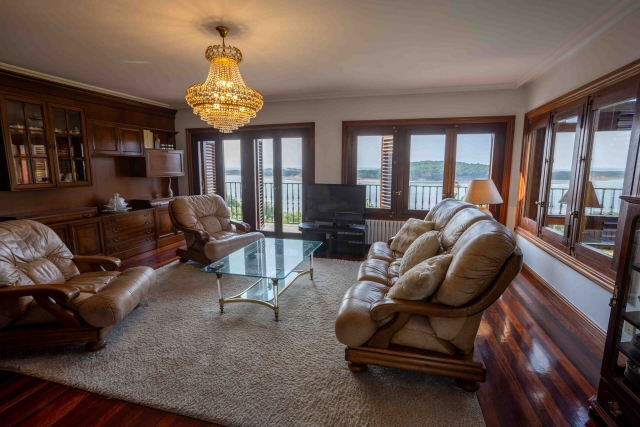 Sala amplia en madera 