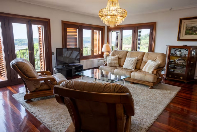 Sala amplia en madera