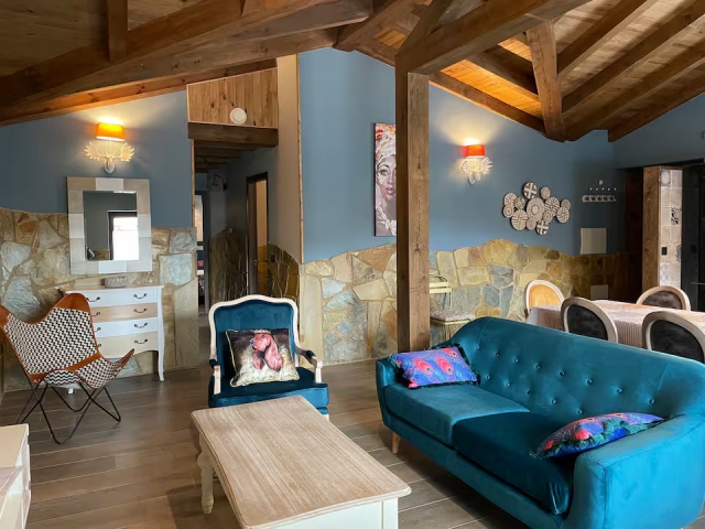 Sala amplia con detalles