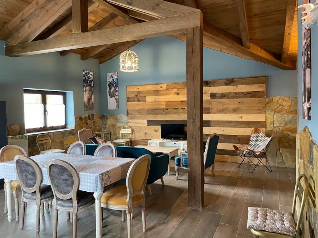 Sala amplia con mesa