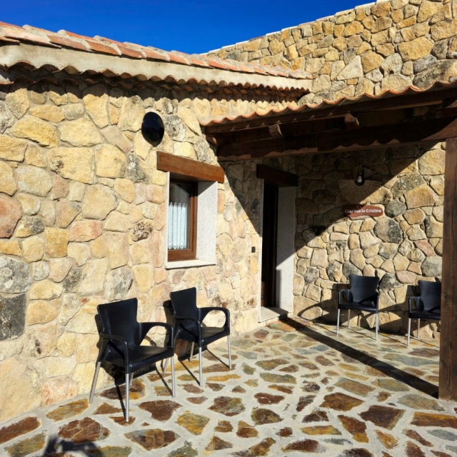 Acceso a la casa con sillas