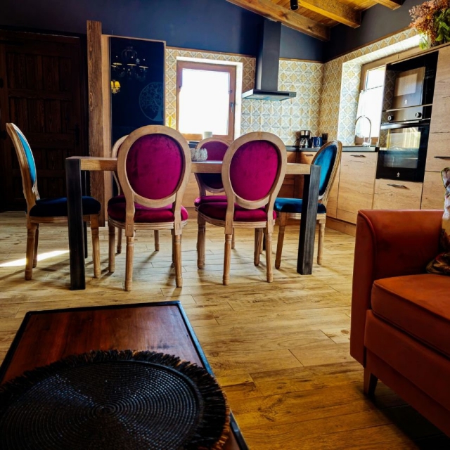 Cocina comedor con sillas