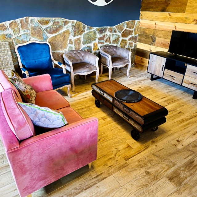 Sala amplia con sillones 