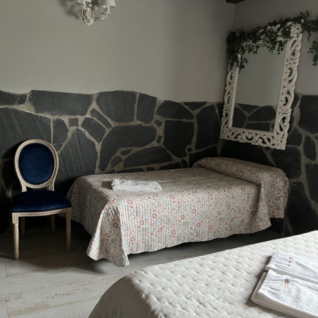 Dormitorio con una cama