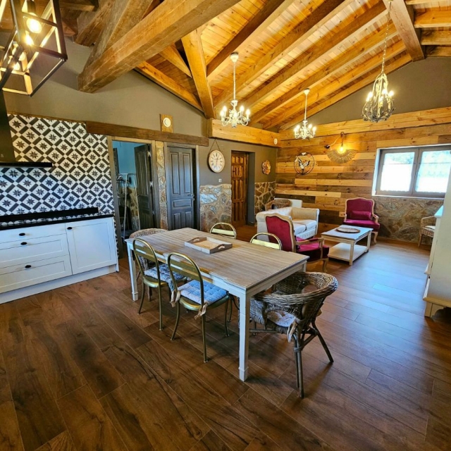 Cocina comedor con sillas