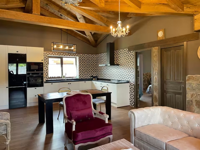 Sala amplia con una cocina