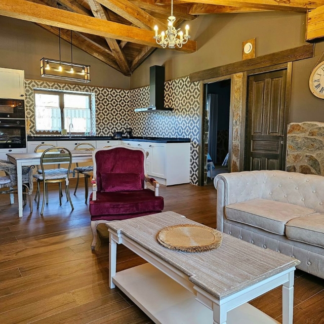 Sala amplia con una cocina