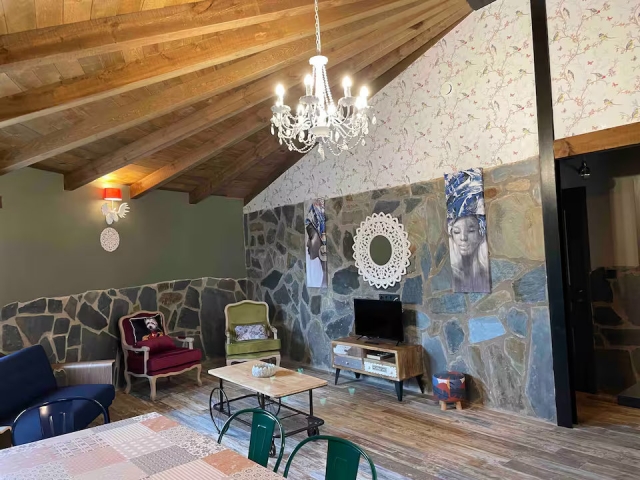 Sala amplia con lampara 