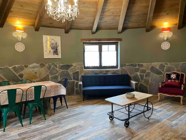 Sala de estar con mesa