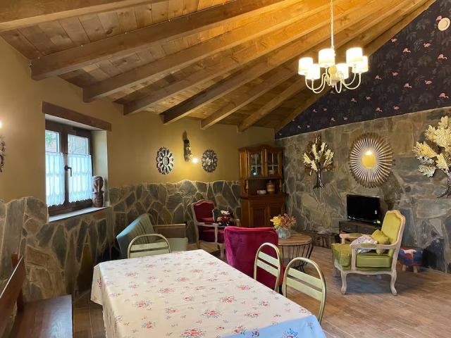 Sala amplia con mesa 