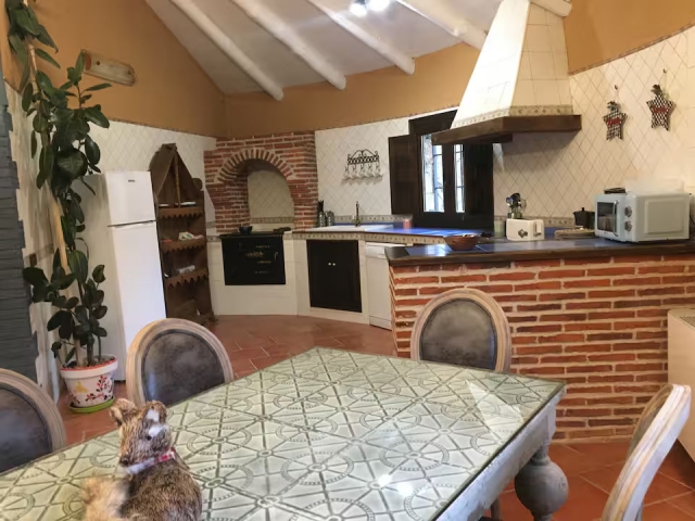 Cocina al lado de la mesa