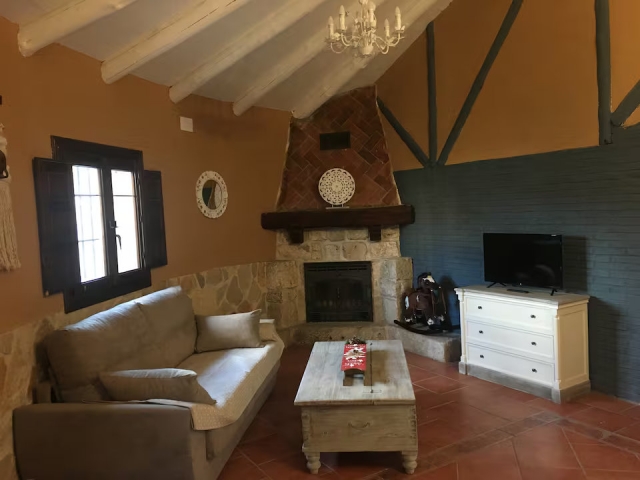 Sala amplia con chimenea