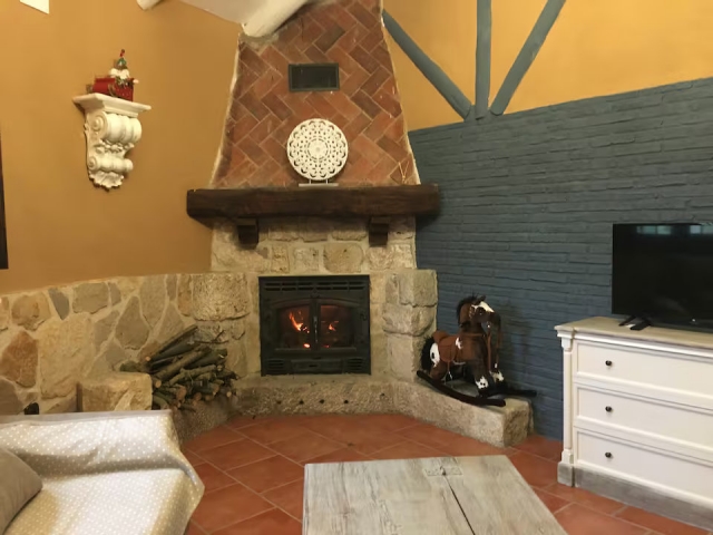 Sala amplia con chimenea